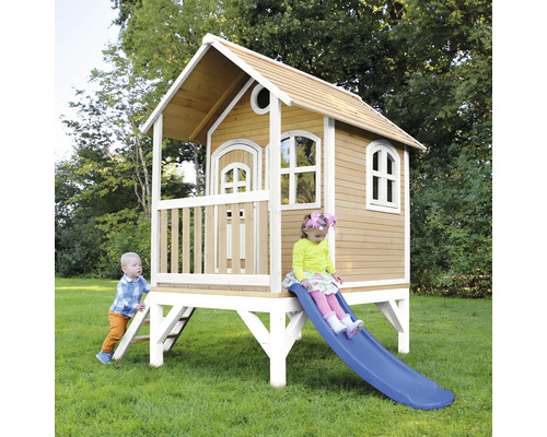 Drevený domček na hranie so šmýkačkou a dvoma deťmi v záhrade