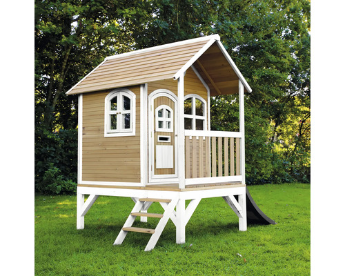 Drevený domček na hranie so šmýkačkou v záhrade