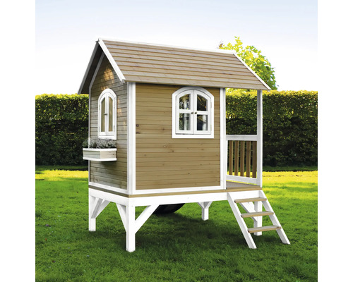 Drevený domček na hranie s verandou a schodmi v záhrade