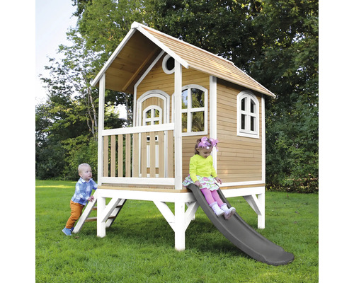 Drevený hrací domček so šmýkačkou a deťmi v záhrade.