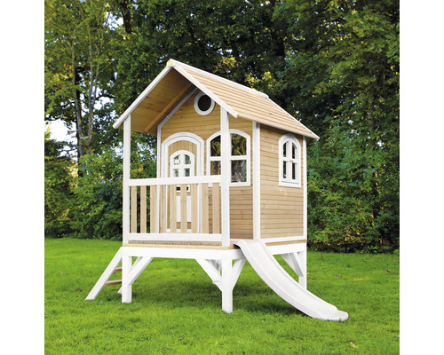 Drevený domček na hranie so šmykľavkou v záhrade