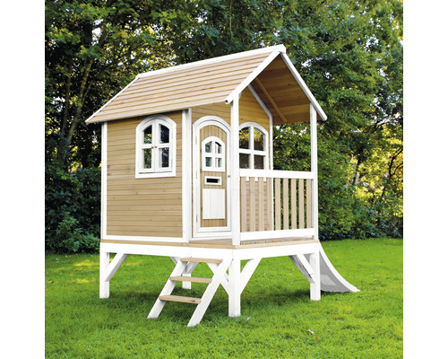 Drevený hrací domček so šmykľavkou a rebríkom v záhrade