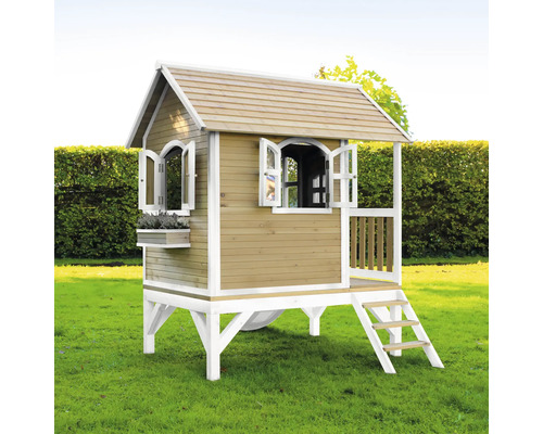 Drevený hrací domček so šmýkačkou a rebríkom v záhrade