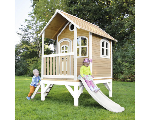 Drevený herný domček so šmýkačkou a dvoma deťmi v záhrade