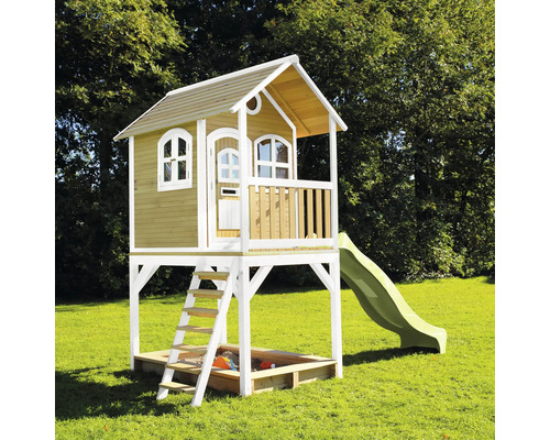 Detský domček s pieskoviskom, šmýkačkou a rebríkom v záhrade