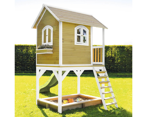 Drevený hrací domček s pieskoviskom, šmýkačkou a rebríkom v záhrade