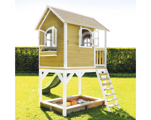 Hrací domček s pieskoviskom, šmýkačkou a rebríkom v záhrade