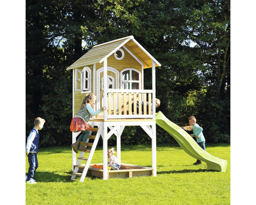 Drevený hrací domček so šmýkačkou a pieskoviskom v záhrade