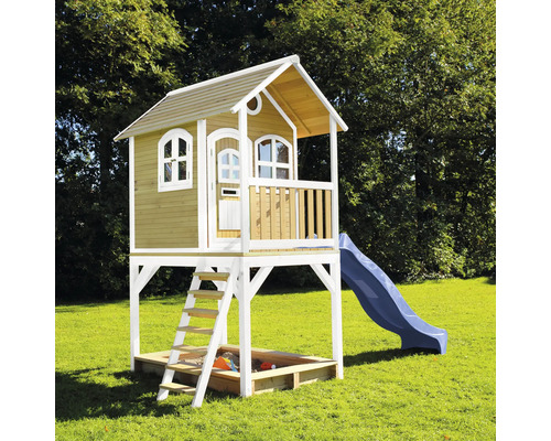 Detský domček so šmykľavkou, rebríkom a pieskoviskom v záhrade.