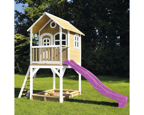 Detský domček so šmýkačkou a pieskoviskom v záhrade