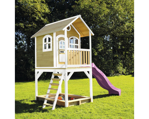 Detský domček so šmýkačkou a pieskoviskom v záhrade