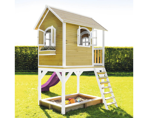 Hrací domček so šmýkačkou, pieskoviskom a rebríkom v záhrade