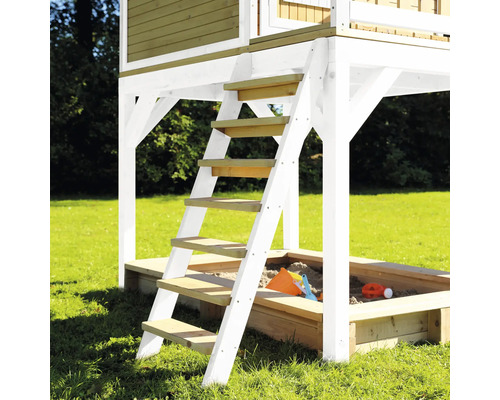 Drevený domček na hranie s rebríkom a pieskoviskom