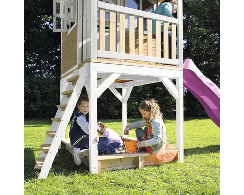 Detská hracia veža so šmýkačkou a pieskoviskom na záhrade.