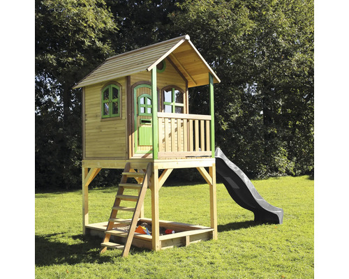 Drevený hrací domček so šmýkačkou, rebríkom a pieskoviskom v záhrade.
