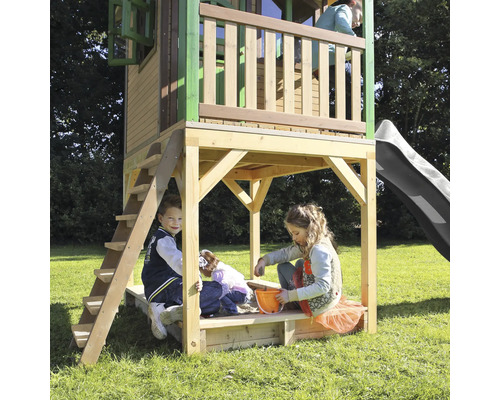 Detská hracia veža so šmýkačkou, rebríkom a pieskoviskom v záhrade.