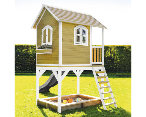 Drevený domček na hranie so šmykľavkou, pieskoviskom a rebríkom v záhrade