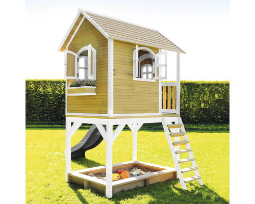 Drevený domček na hranie s pieskoviskom, šmýkačkou a rebríkom v záhrade