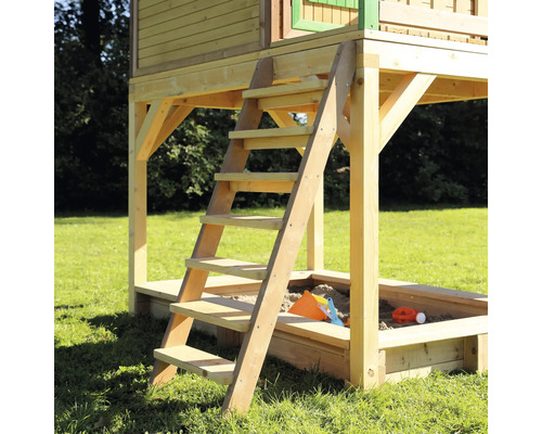 Hracia veža s rebríkom a pieskoviskom v záhrade