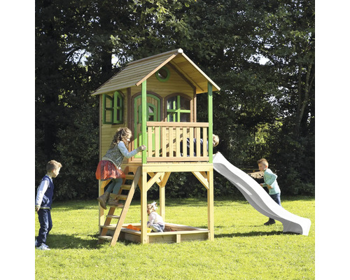 Detský domček na hranie so šmýkačkou a pieskoviskom v záhrade.