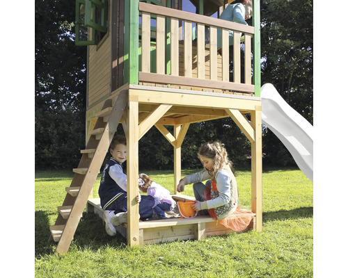 Detský hrací domček s pieskoviskom, šmýkačkou a rebríkom v záhrade