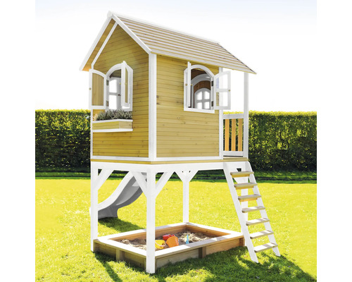 Drevený domček na hranie s pieskoviskom, šmykľavkou a rebríkom v záhrade