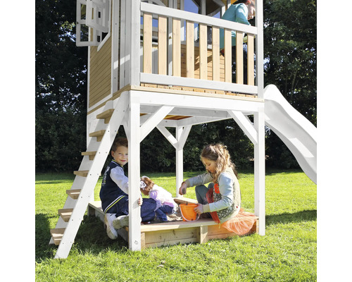 Detská hracia veža so šmýkačkou, rebríkom a pieskoviskom v záhrade.