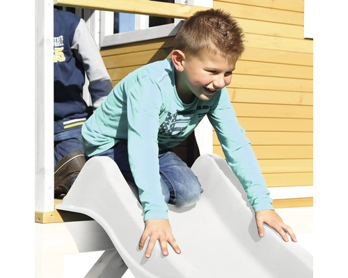 Chlapec sa šmýka na šmýkačke hracieho domčeka