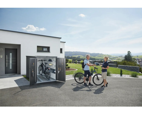 Box na bicykle pred domom s dvoma bicyklami a dvoma osobami