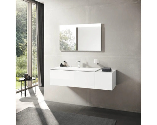 Kúpeľňa s bielym umývadlom, zrkadlom a batériou pred veľkým oknom.