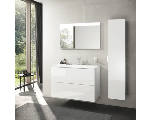 Moderná kúpeľňa s bielym umývadlom, zrkadlom a vysokou skriňou