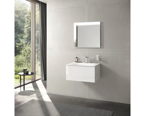 Moderná kúpeľňa s umývadlom, zrkadlom a oknom