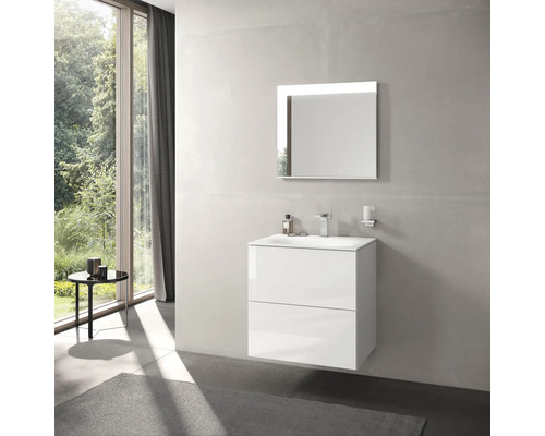 Moderná kúpeľňa s bielou skrinkou pod umývadlo, umývadlom na dosku a osvetleným zrkadlom.