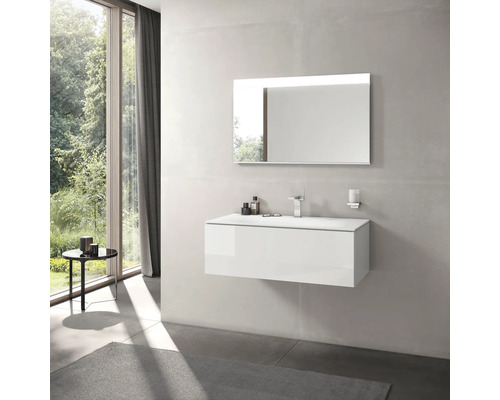 Moderná kúpeľňa s umývadlovou skrinkou, zrkadlom a vodovodnými batériami pred oknom