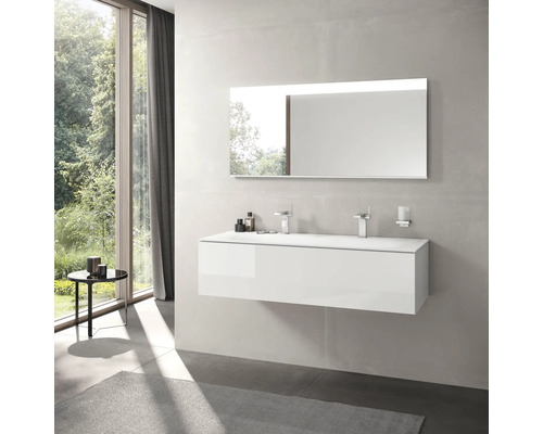 Moderná kúpeľňa s dvojitým umývadlom, zrkadlom a oknom