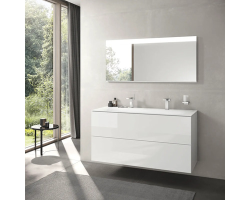 Moderná kúpeľňa s bielou umývadlovou skrinkou, zrkadlom a veľkým oknom.