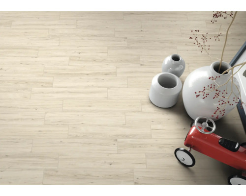 Svetlá dlažba s vzhľadom dreva, zdobená vázami a hračkou autom