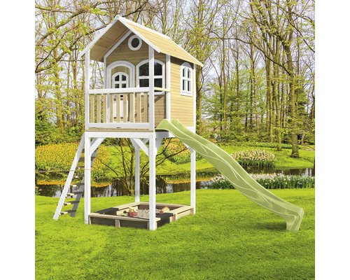 Detský domček so šmýkačkou a pieskoviskom v záhrade