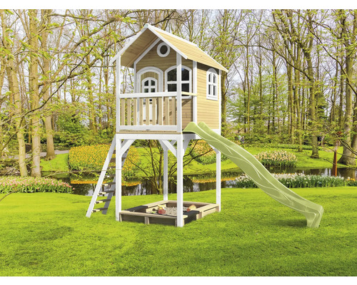 Hrací domček so šmýkačkou a pieskoviskom v záhrade