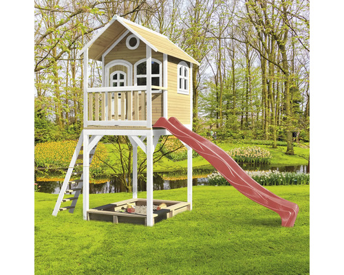 Detský domček so šmýkačkou a pieskoviskom v záhrade