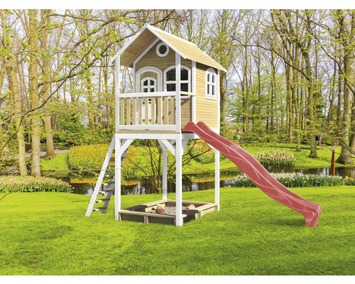 Hrací domček so šmýkačkou a pieskoviskom v záhrade