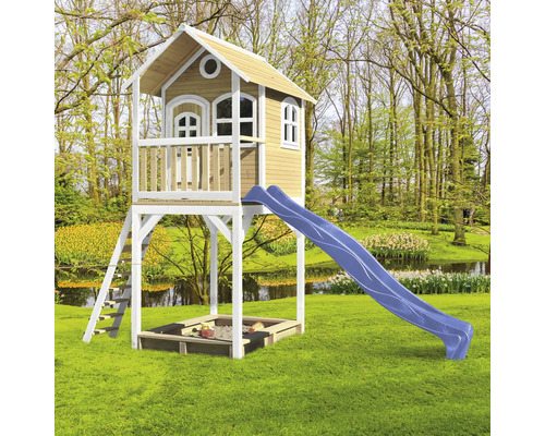 Drevený hrací domček so šmýkačkou a pieskoviskom v záhrade.