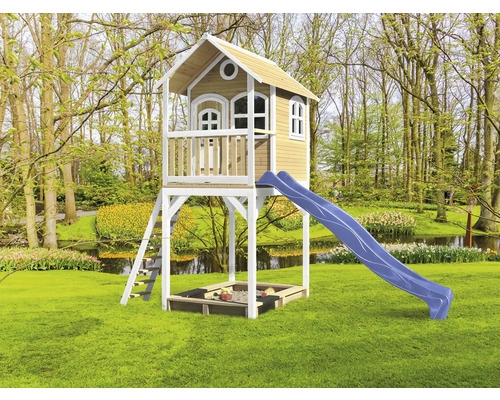 Hracia veža so šmýkačkou a pieskoviskom v záhrade