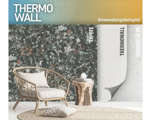 Ukážka použitia termo tapety s kvetinovým vzorom v obývacej izbe s kreslom a odkladacím stolíkom