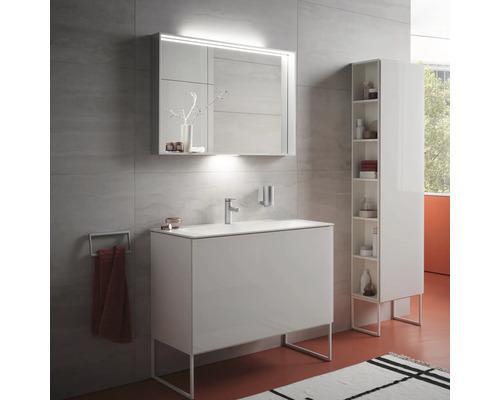 Kúpeľňa s umývadlom, zrkadlová skrinka s osvetlením a vysoká skrinka