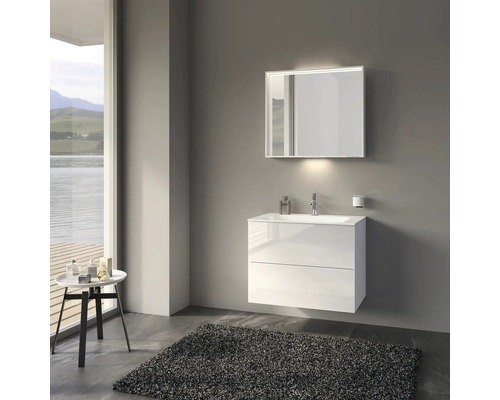 Moderná kúpeľňa s bielou umývadlovou skrinkou, osvetleným zrkadlom a kobercom