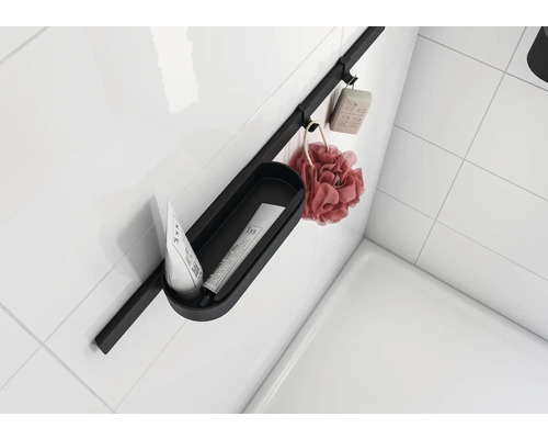 Kúpeľňový úložný systém s mydlom, kúpeľňovou špongiou a kozmetickými produktmi na bielej stene.