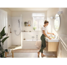 Svetlá kúpeľňa s vaňou, sprchou, umývadlom a zrkadlom