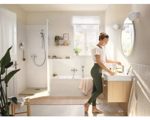 Svetlá kúpeľňa s vaňou, sprchou, umývadlom a zrkadlom