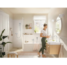 Svetlá kúpeľňa s vaňou, sprchou, umývadlom a zrkadlom v príjemnom dizajne.